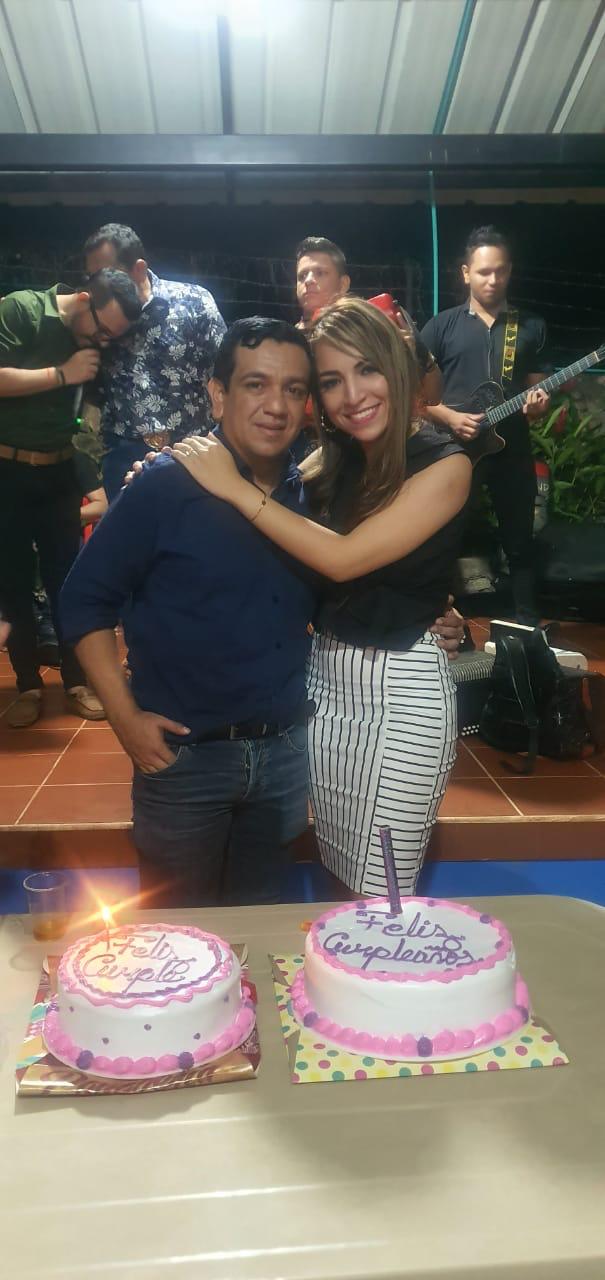 La cumpleañera Danna Camila Martínez y su novio Kleiber Oviedo.